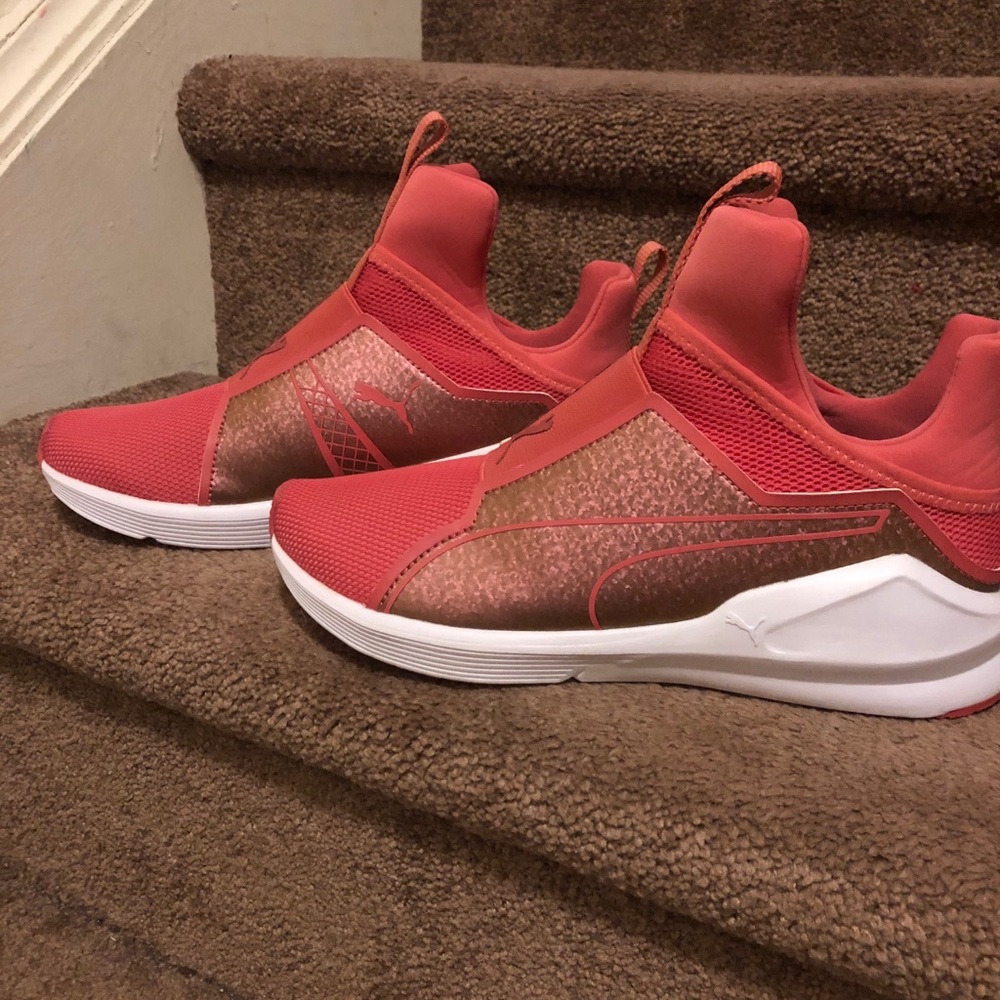 Women’s pumas size 6